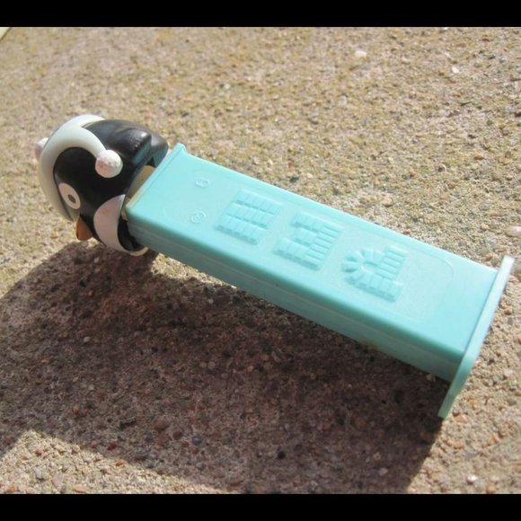 Penguin PEZ Candy Dispenser Light Blue Toboggin Hat Preowned Dirty Collectible - Picture 7 of 10